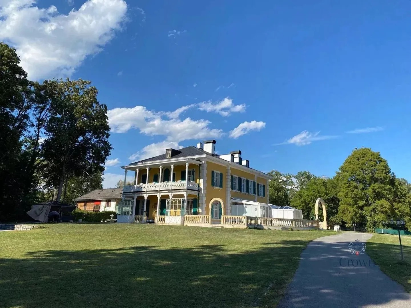 Single house for sale - Photo 1 of 10