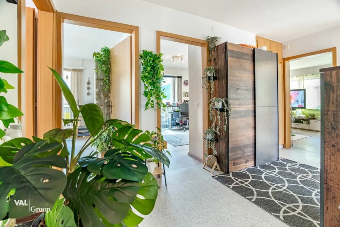 Appartement rénové dans une maison bifamiliale dans un emplacement central, ensoleillé et calme - Photo 1 sur 13