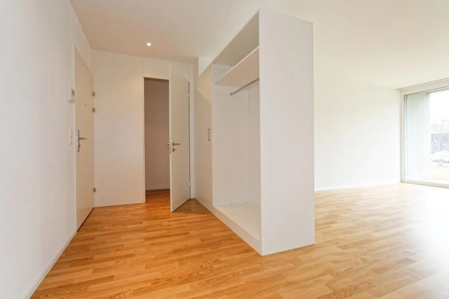 Modernes Zuhause mit grossem Balkon - Foto 3 von 8