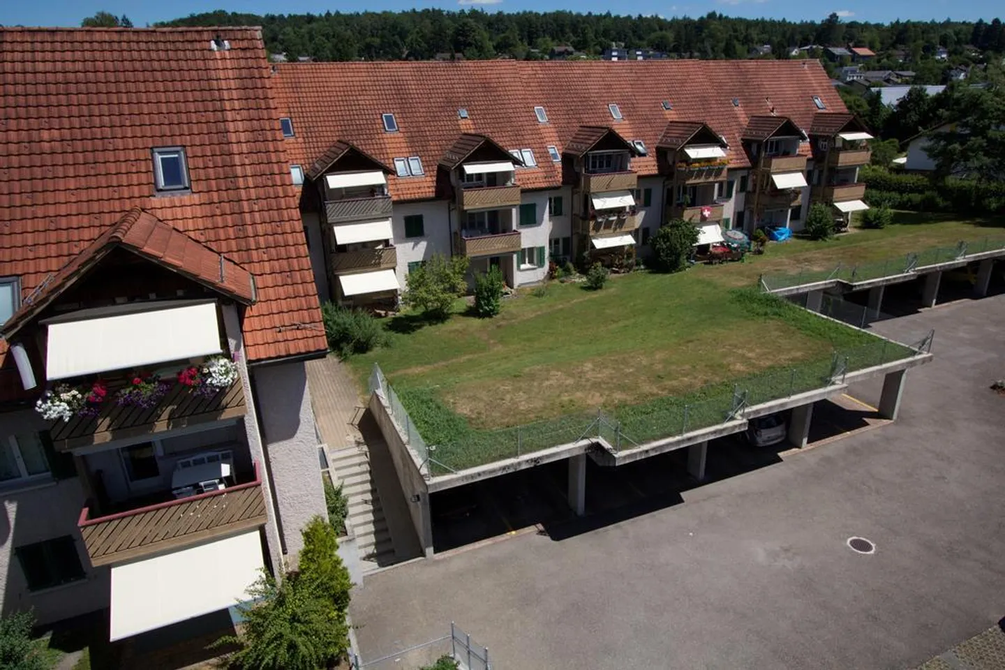 Appartamento affascinante di 4,5 stanze in un insediamento adatto ai bambini - Foto 1 di 9