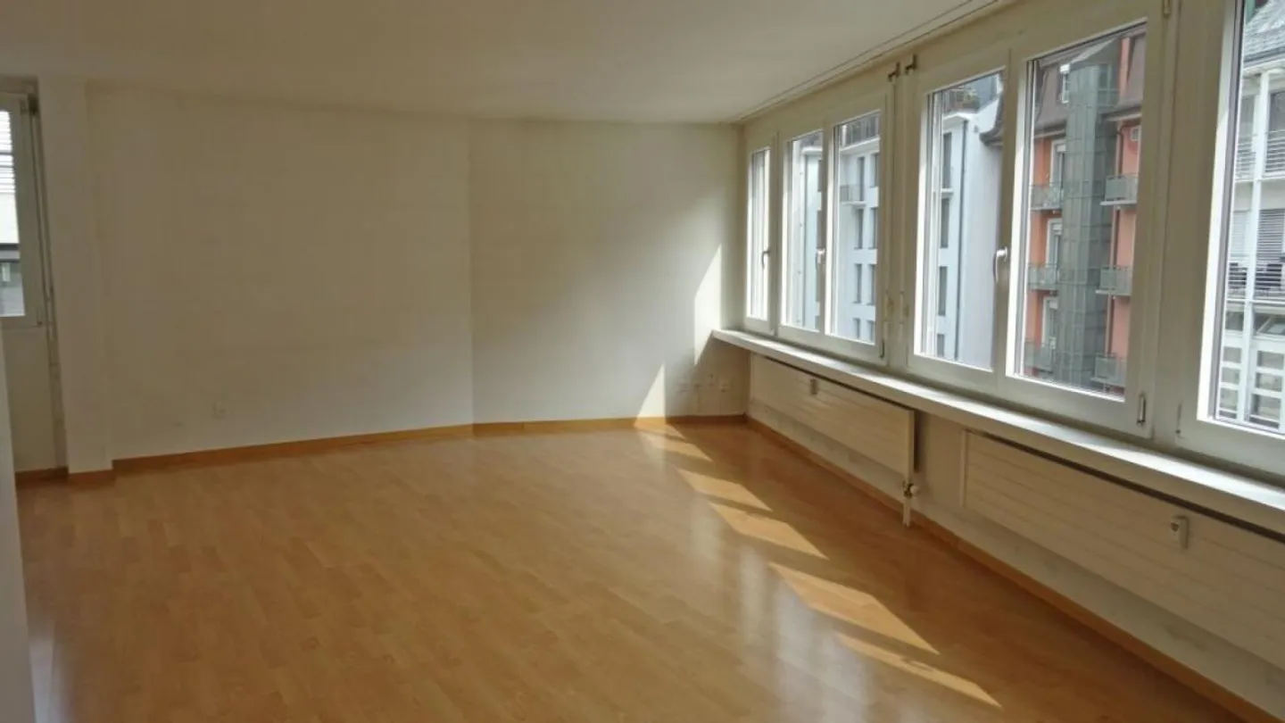 Al cuore della vita cittadina - accanto al teatro comunale, al Reuss, alla LUKB e alla stazione - Foto 5 di 8