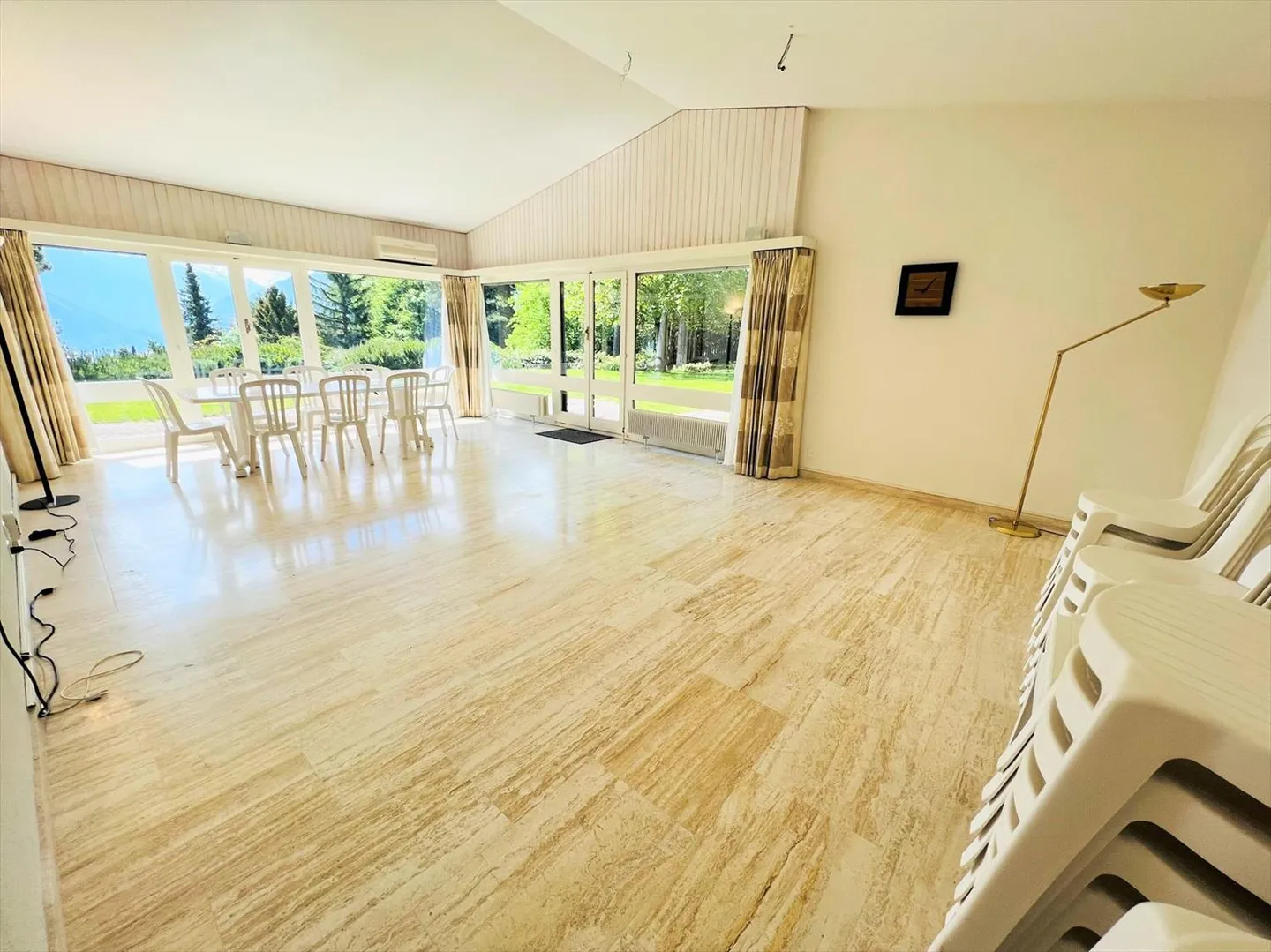 Spazioso e luminoso 16,5 stanze - Magnifica proprietà tranquilla - Superba vista - Terreno molto grande - Foto 3 di 26