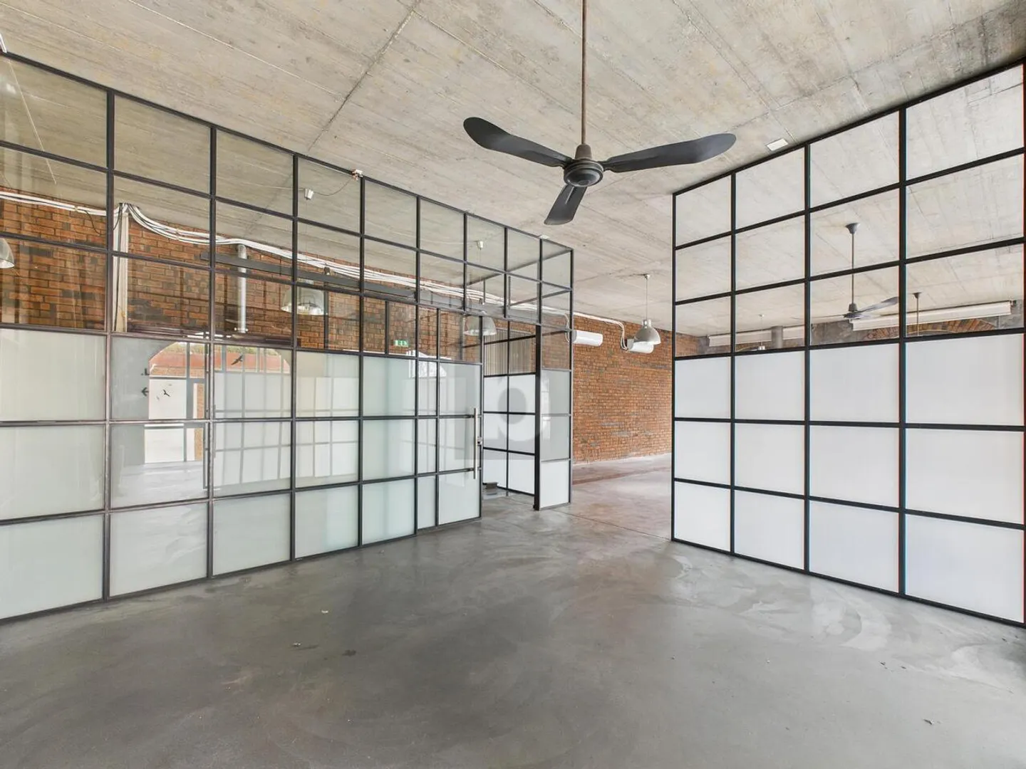 ESPACE DE BUREAU ATTRACTIF AVEC CARACTÈRE LOFT - Photo 2 sur 6