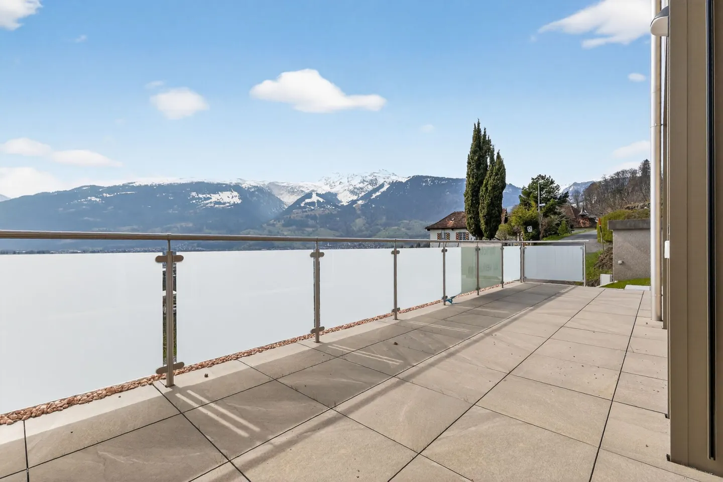 Casa familiare moderna con suite - Foto 9 di 36