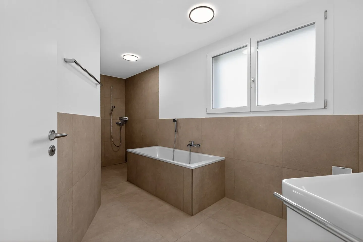 Casa familiare moderna con suite - Foto 18 di 36