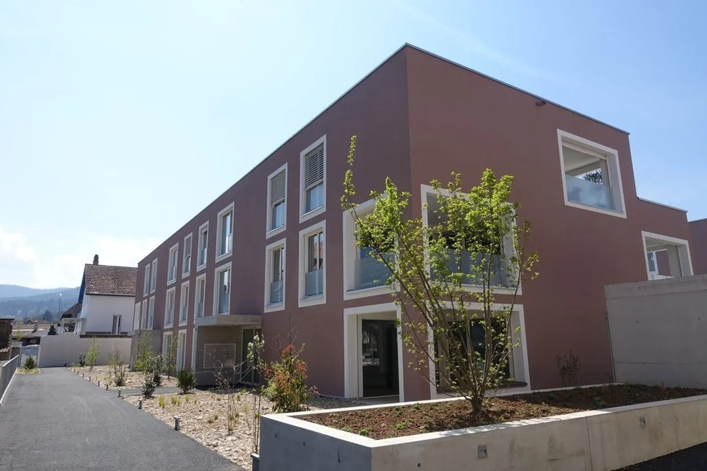 Central et calme: appartement de 3.5 pièces avec loggia et jardin - Photo 1 sur 10