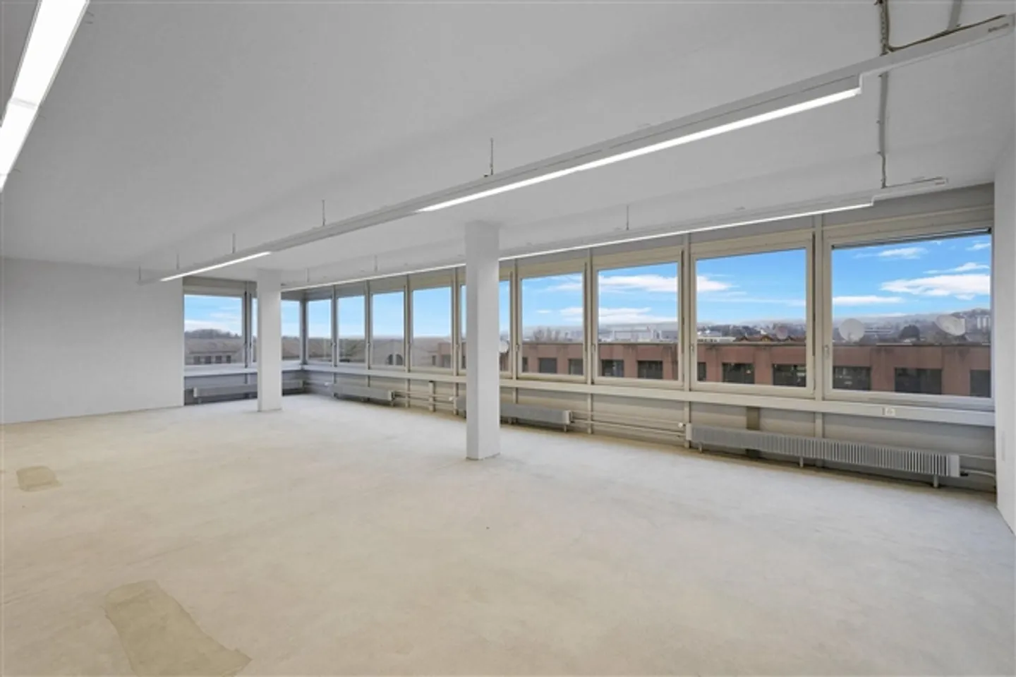 Espace commercial pratique avec une charge de sol de 1 000 kg/m² - vue incluse - Photo 1 sur 13