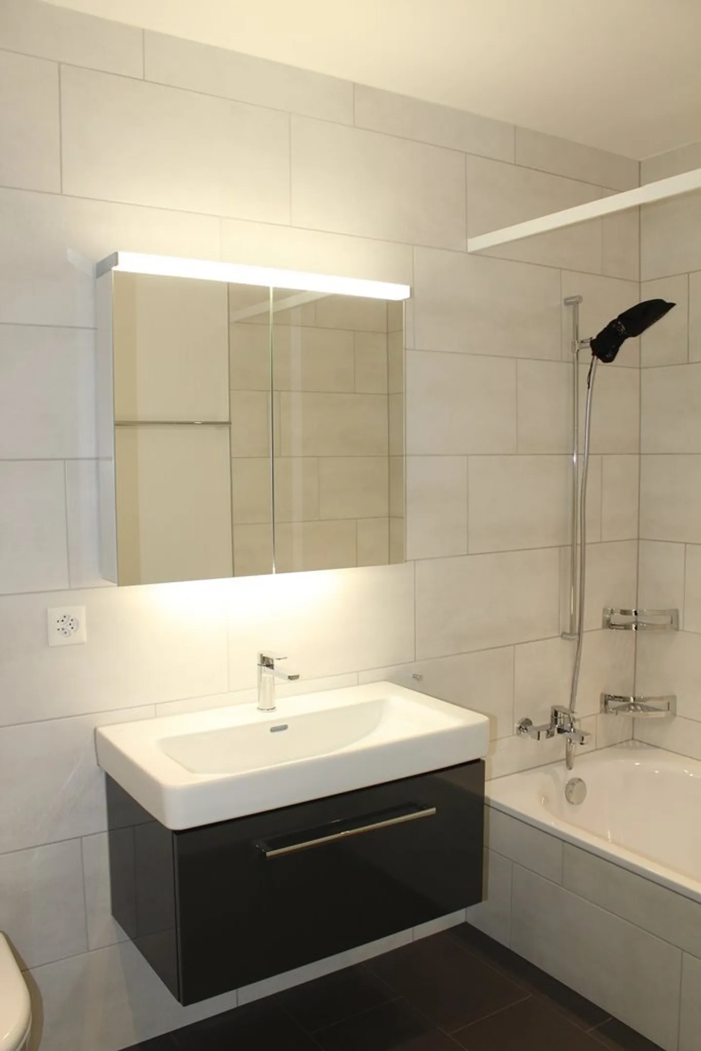 Central et calme: appartement de 3.5 pièces avec loggia et jardin - Photo 7 sur 10