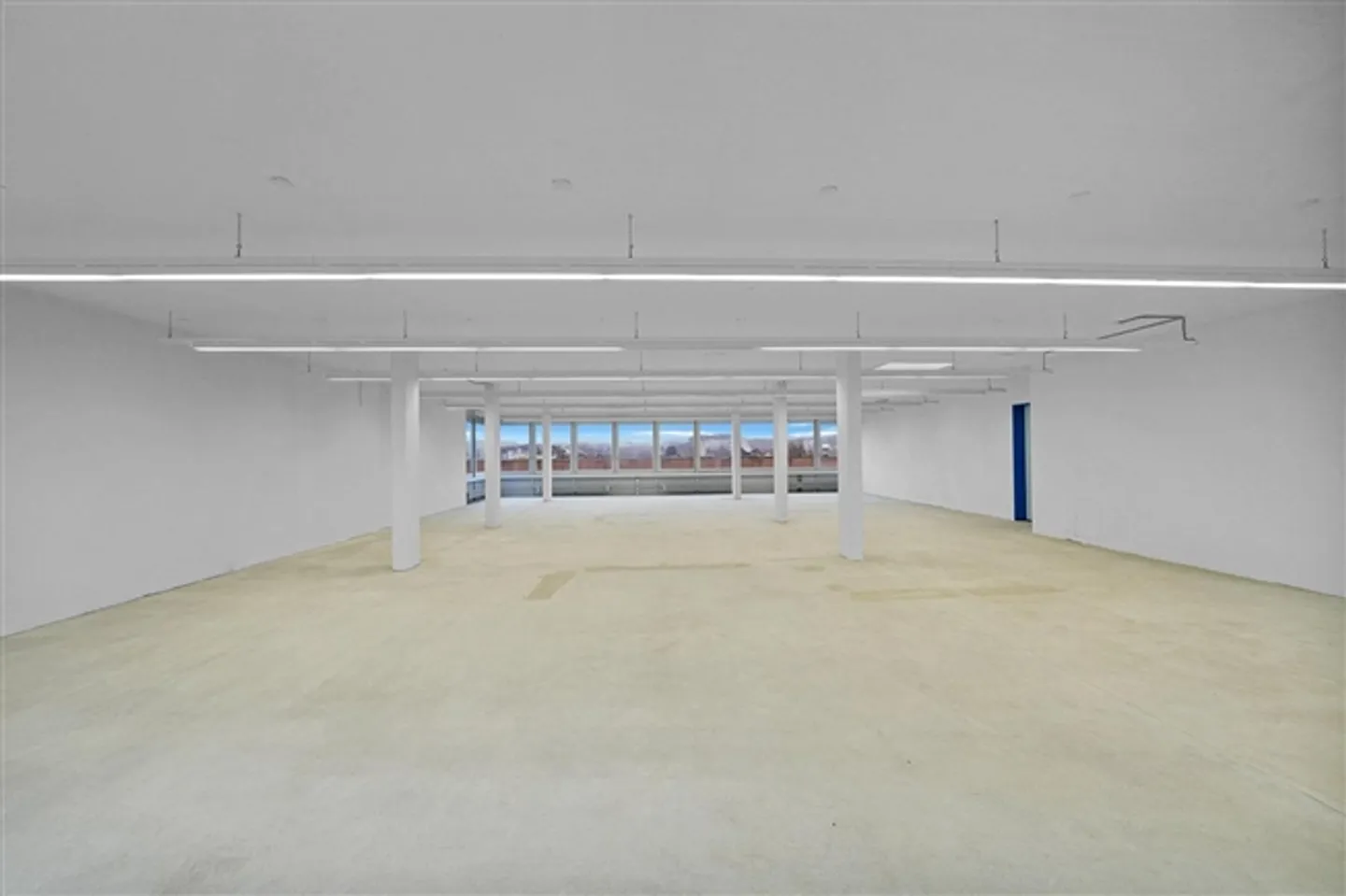 Espace commercial pratique avec une charge de sol de 1 000 kg/m² - vue incluse - Photo 3 sur 13