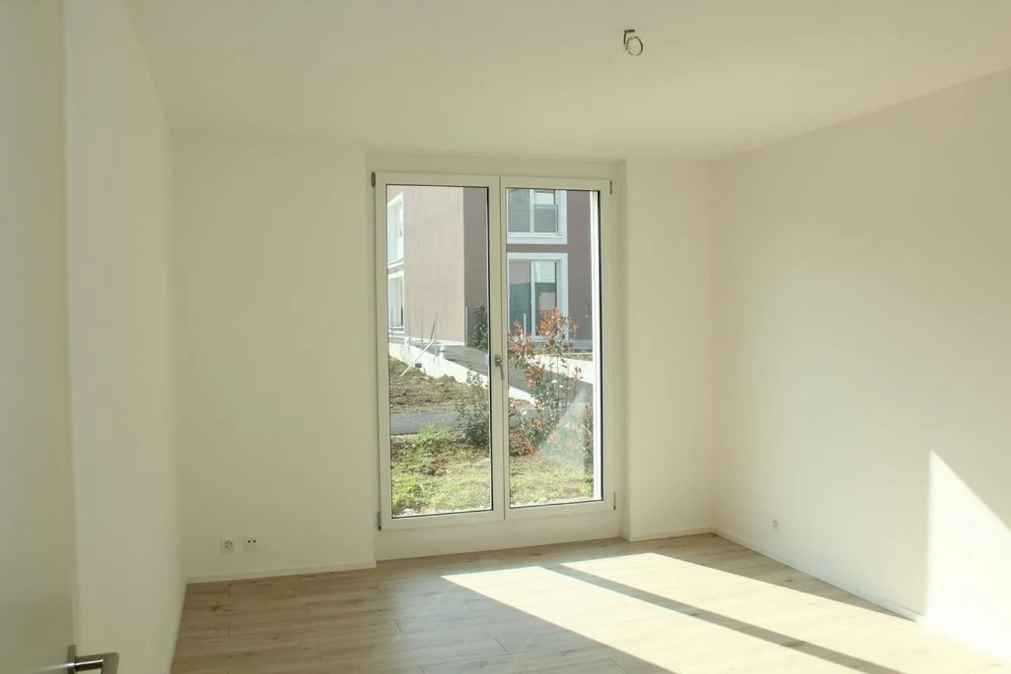 Central et calme: appartement de 3.5 pièces avec loggia et jardin - Photo 4 sur 10
