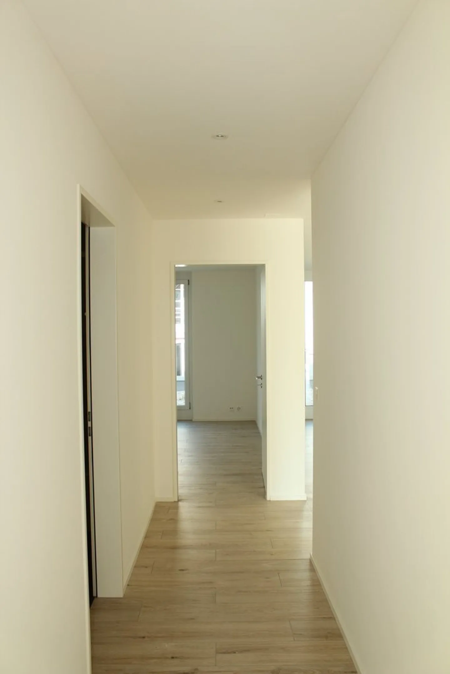 Central et calme: appartement de 3.5 pièces avec loggia et jardin - Photo 5 sur 10