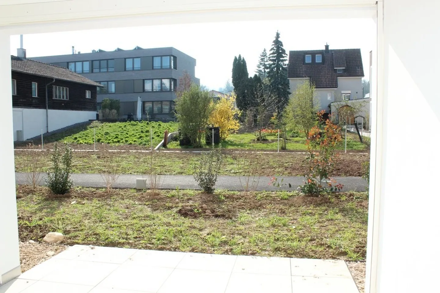 Central et calme: appartement de 3.5 pièces avec loggia et jardin - Photo 9 sur 10