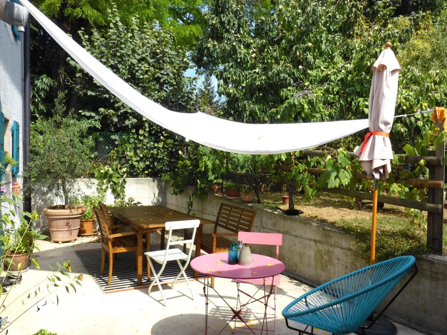 Magnificent 4.5-room apartment in a village house, garden access - Photo 2 of 12