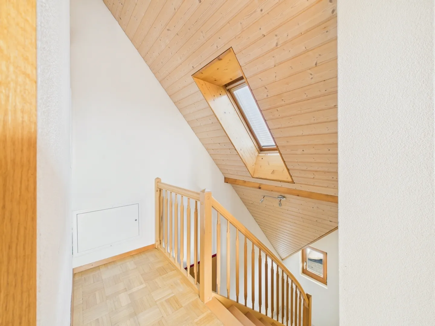 Modern living experience in a quiet and sunny environment - 2.5-room attic apartment in Subingen - Photo 6 of 9