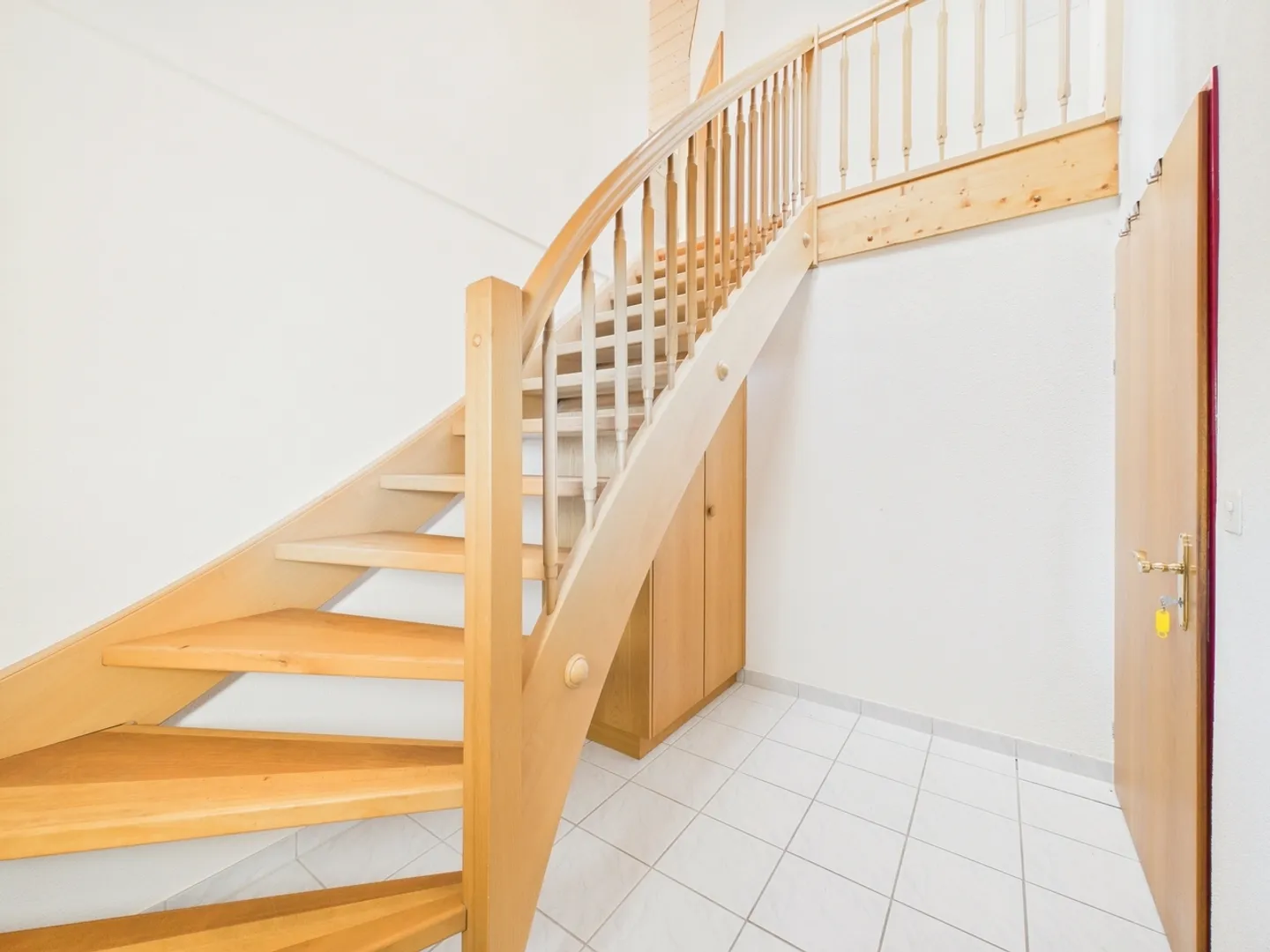 Modern living experience in a quiet and sunny environment - 2.5-room attic apartment in Subingen - Photo 7 of 9