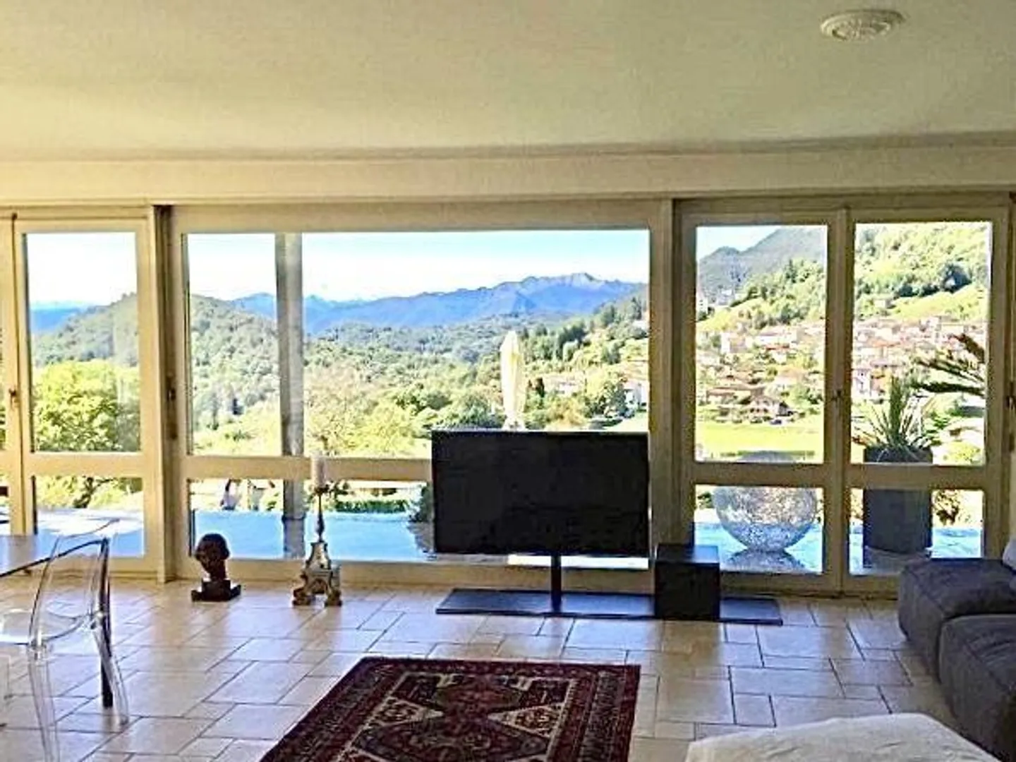 Country house with 2 apartments in a secluded location with plenty of land - Photo 3 of 55