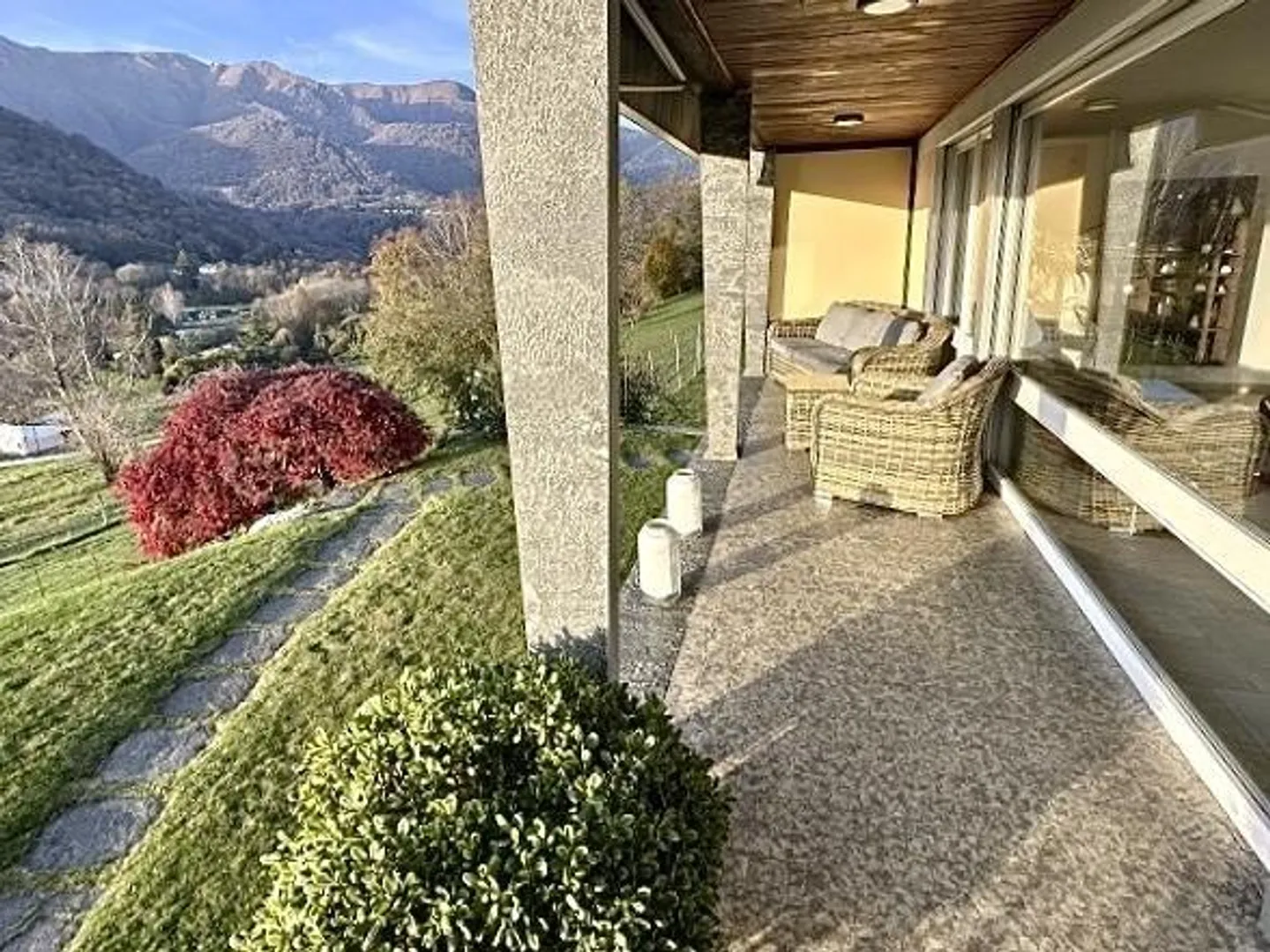 Country house with 2 apartments in a secluded location with plenty of land - Photo 39 of 55