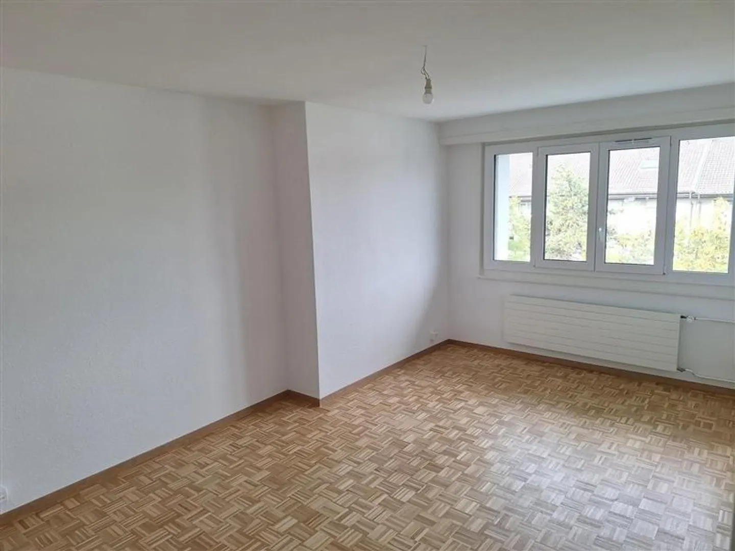 Vollständig renovierte 4,5-Zimmer-Wohnung in der Nähe des Flughafens - Foto 4 von 8