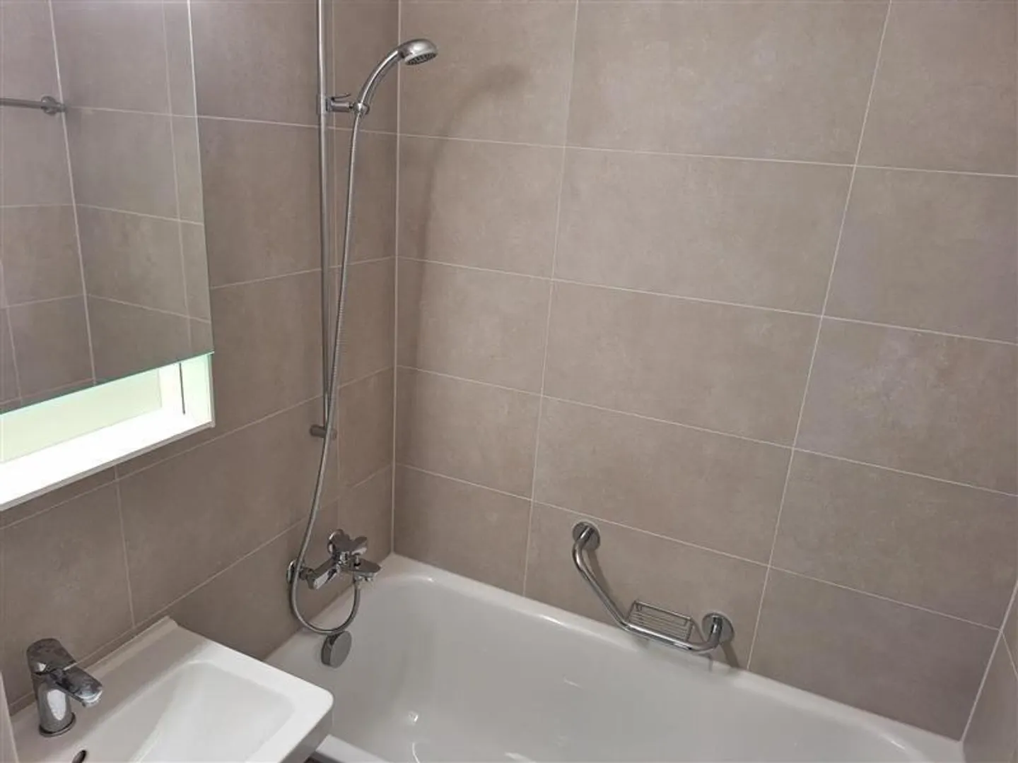 Vollständig renovierte 4,5-Zimmer-Wohnung in der Nähe des Flughafens - Foto 5 von 8