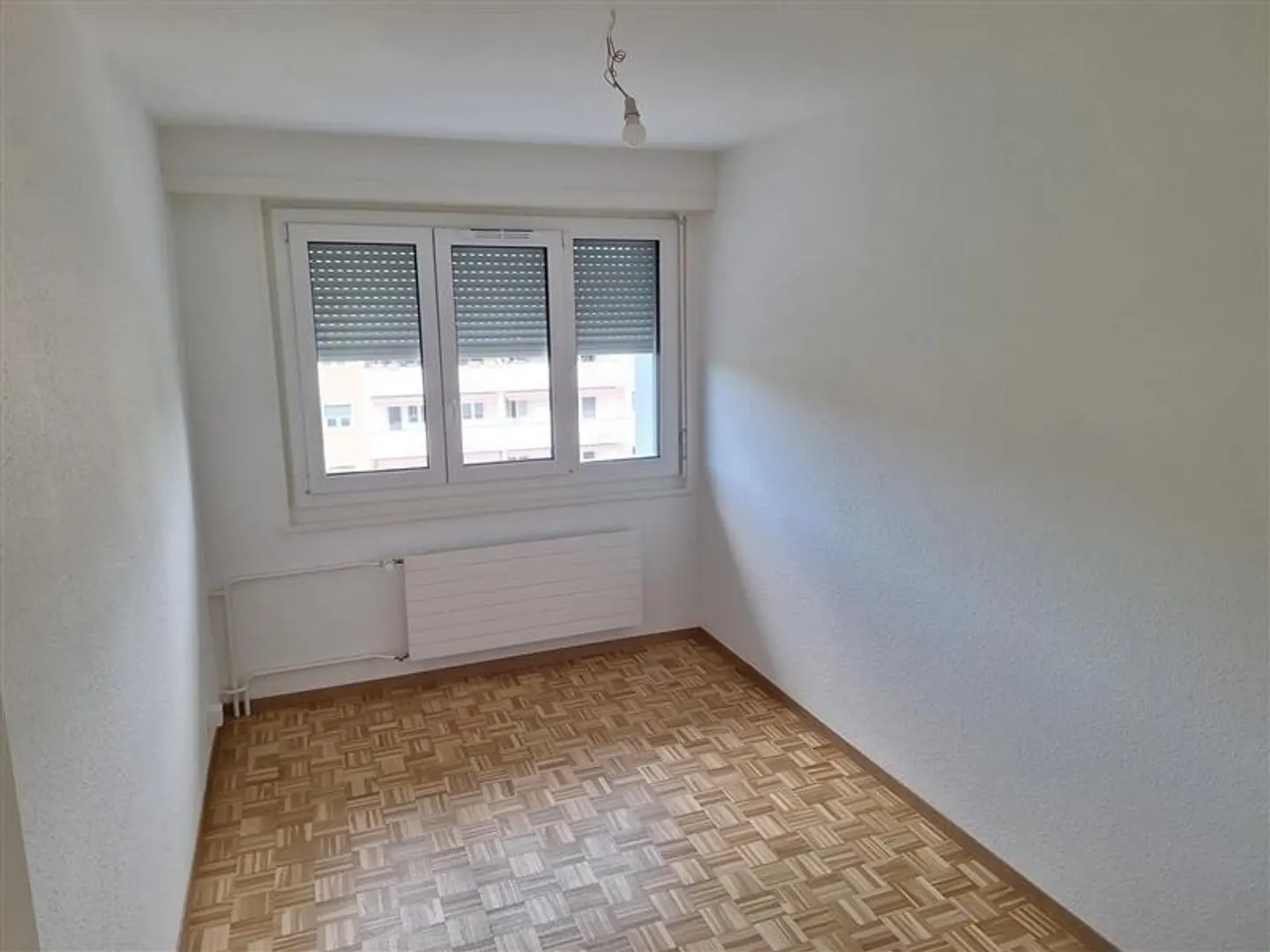 Vollständig renovierte 4,5-Zimmer-Wohnung in der Nähe des Flughafens - Foto 6 von 8