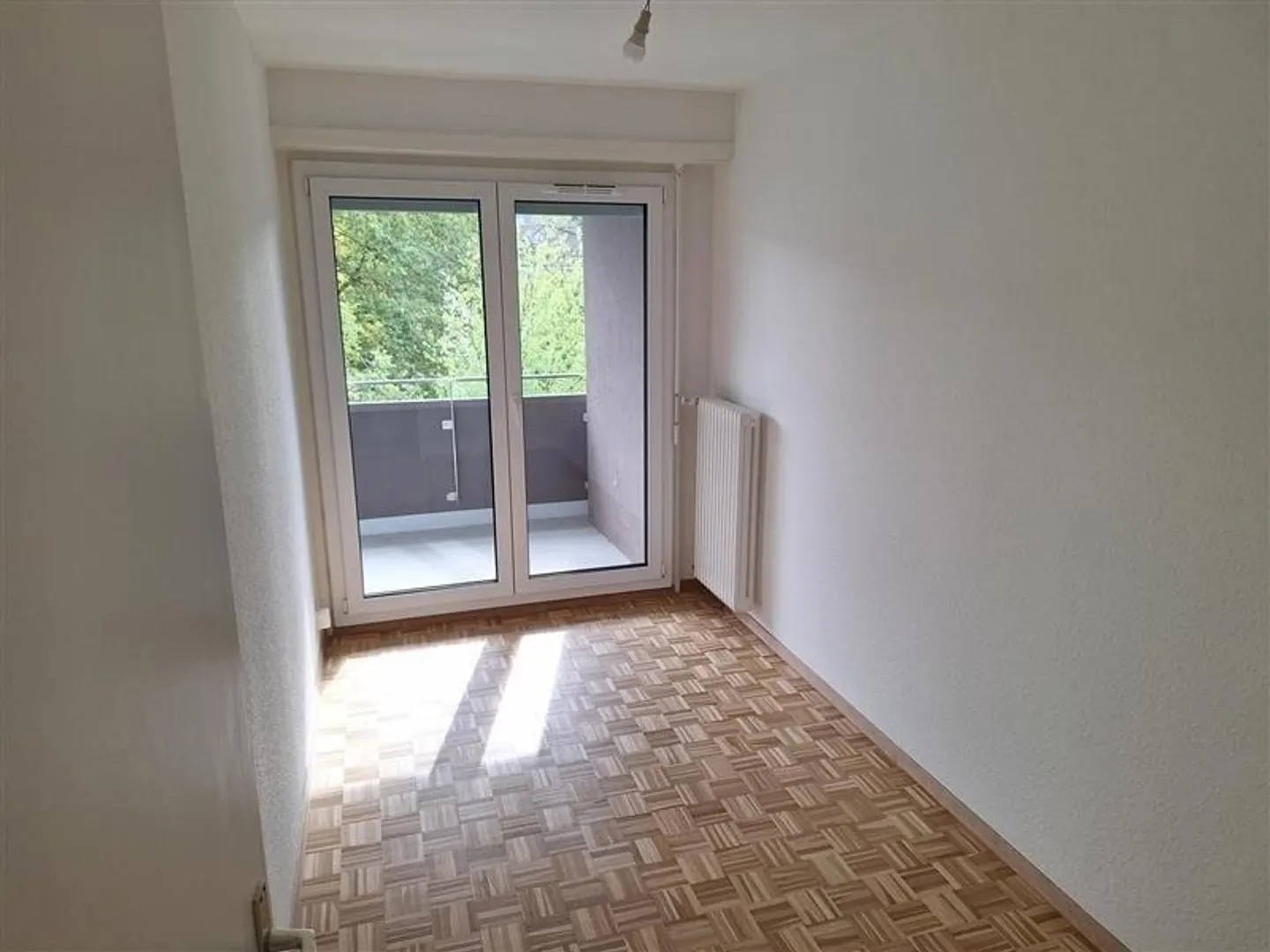 Vollständig renovierte 4,5-Zimmer-Wohnung in der Nähe des Flughafens - Foto 8 von 8