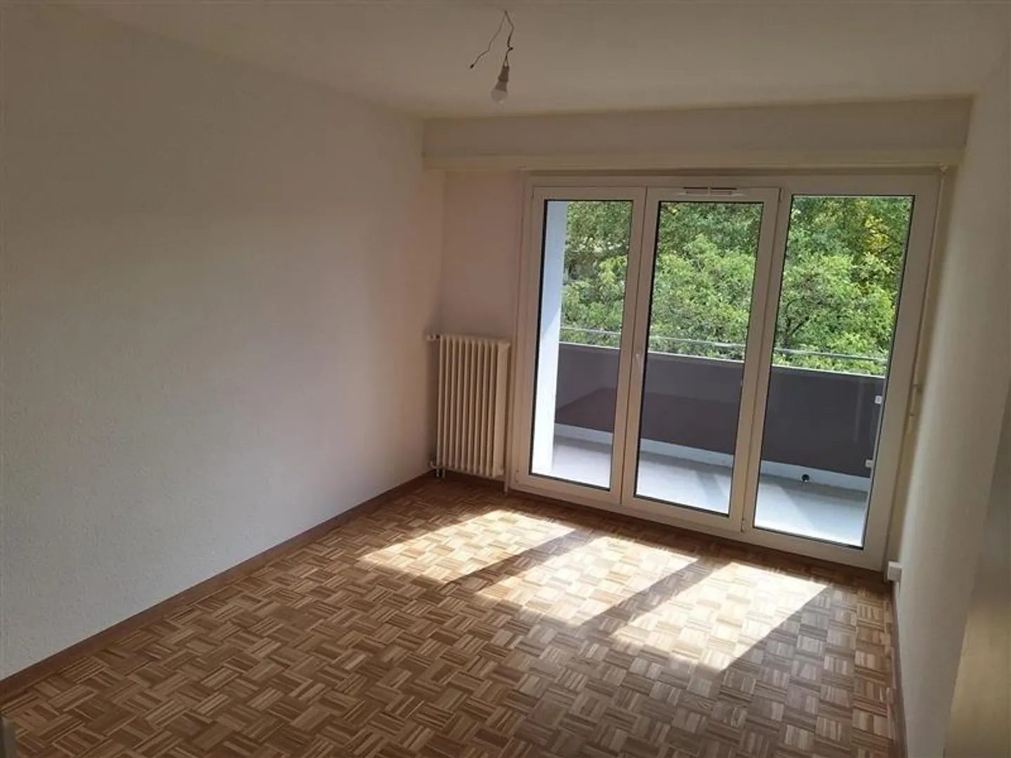 Vollständig renovierte 4,5-Zimmer-Wohnung in der Nähe des Flughafens - Foto 7 von 8