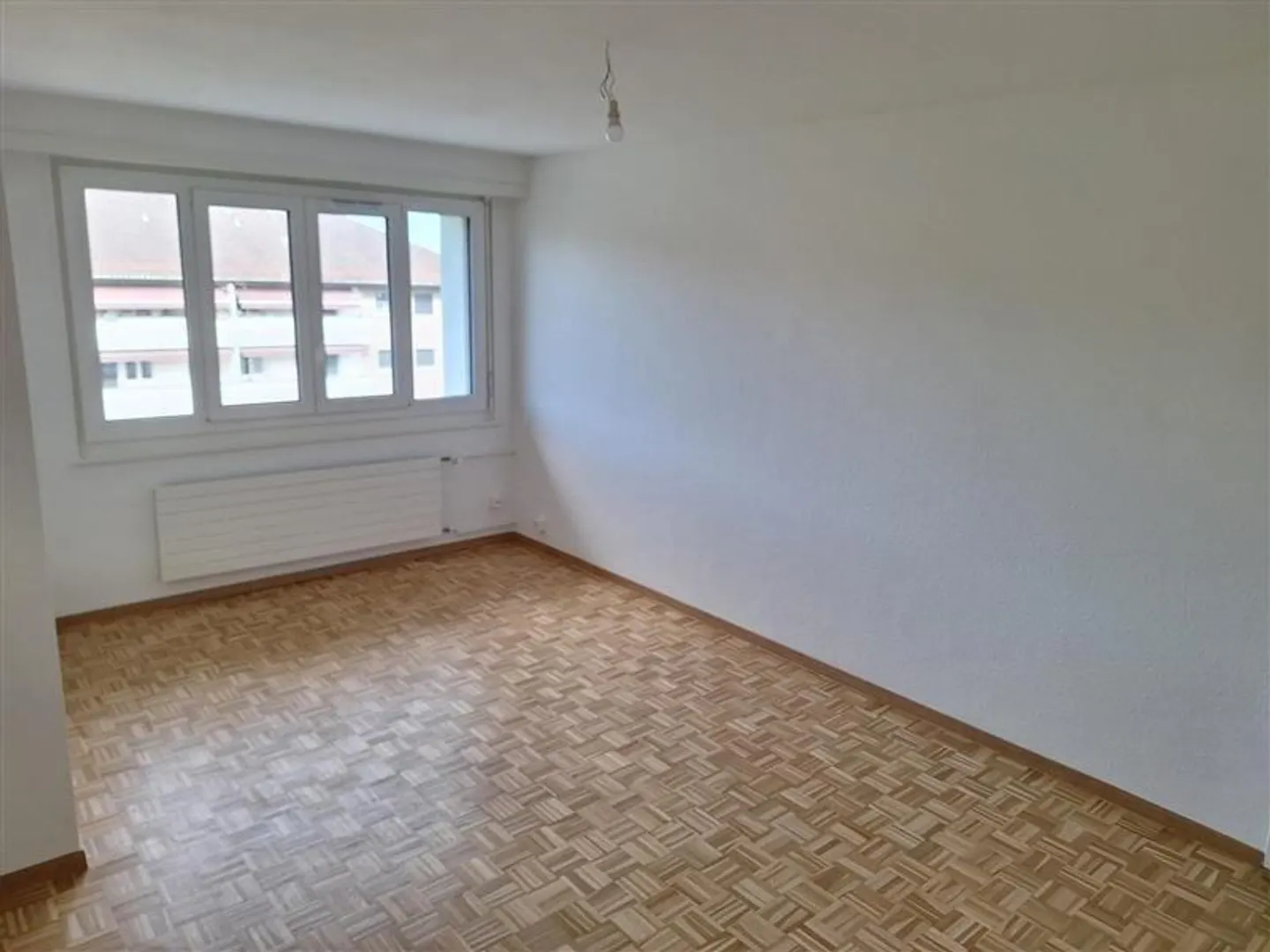 Vollständig renovierte 4,5-Zimmer-Wohnung in der Nähe des Flughafens - Foto 3 von 8