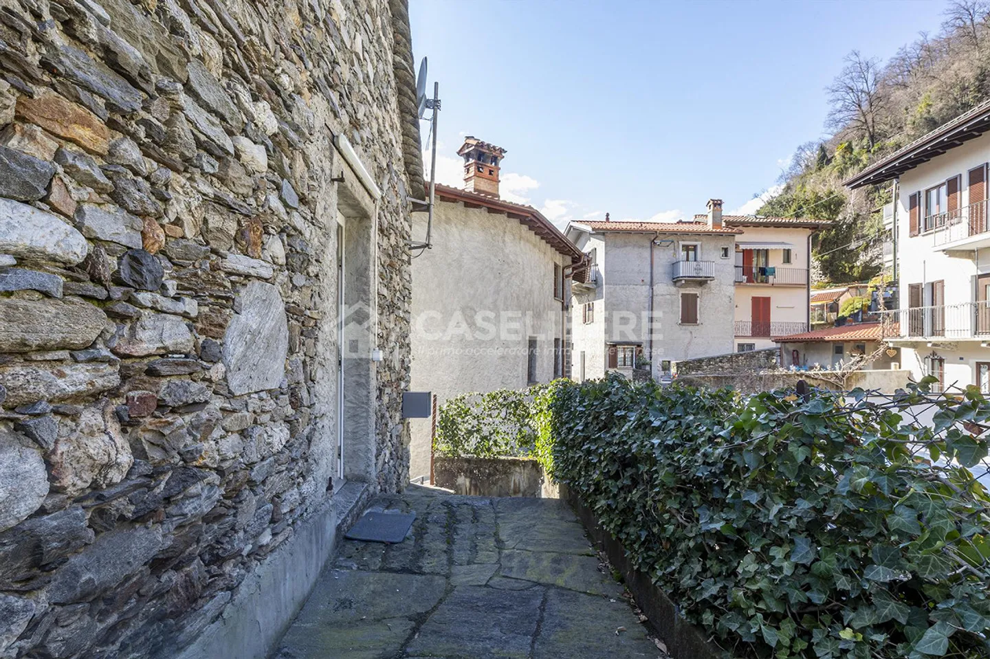 INDEPENDENT TICINESE HOUSE IN SOLDUNO - Photo 2 of 15