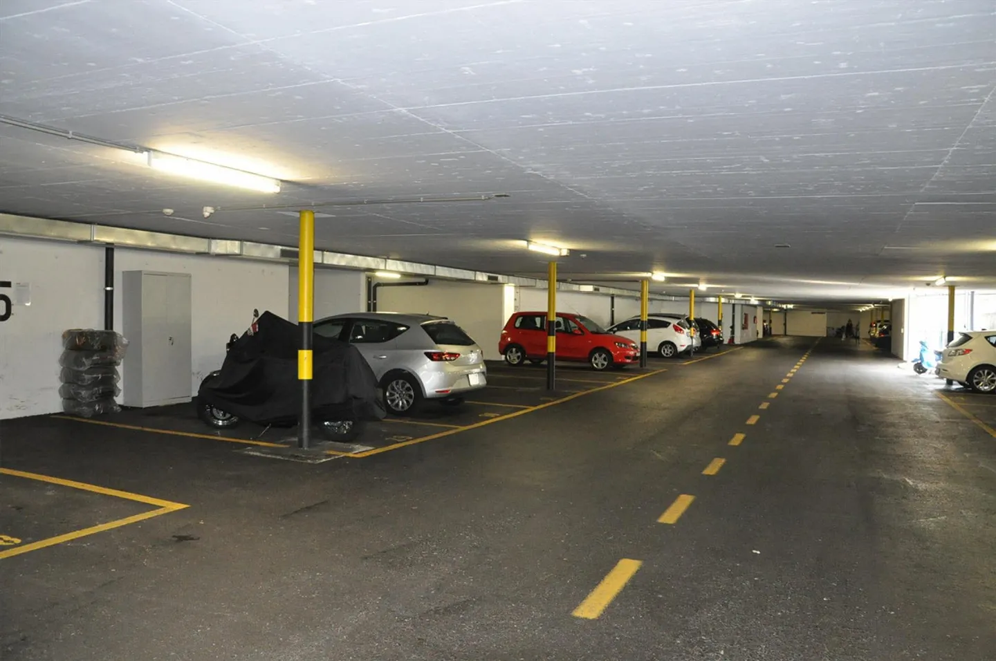 Place de stationnement pour voiture dans le garage souterrain "Grünring"... - Photo 2 sur 3