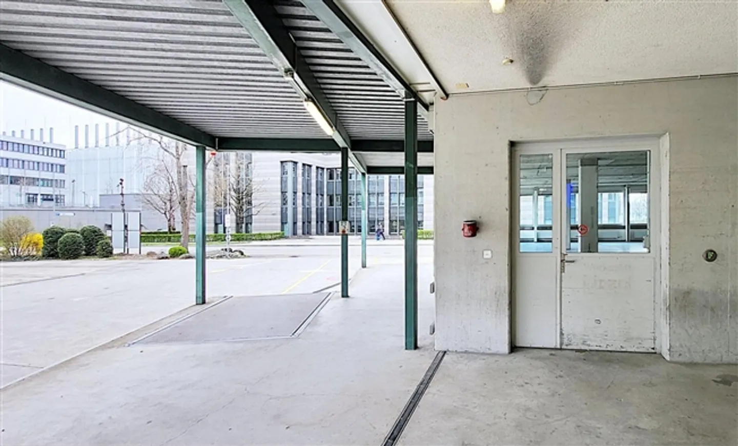 Freshly painted ground floor commercial space in Glattbrugg - direct access to the delivery ramp - Photo 4 of 8