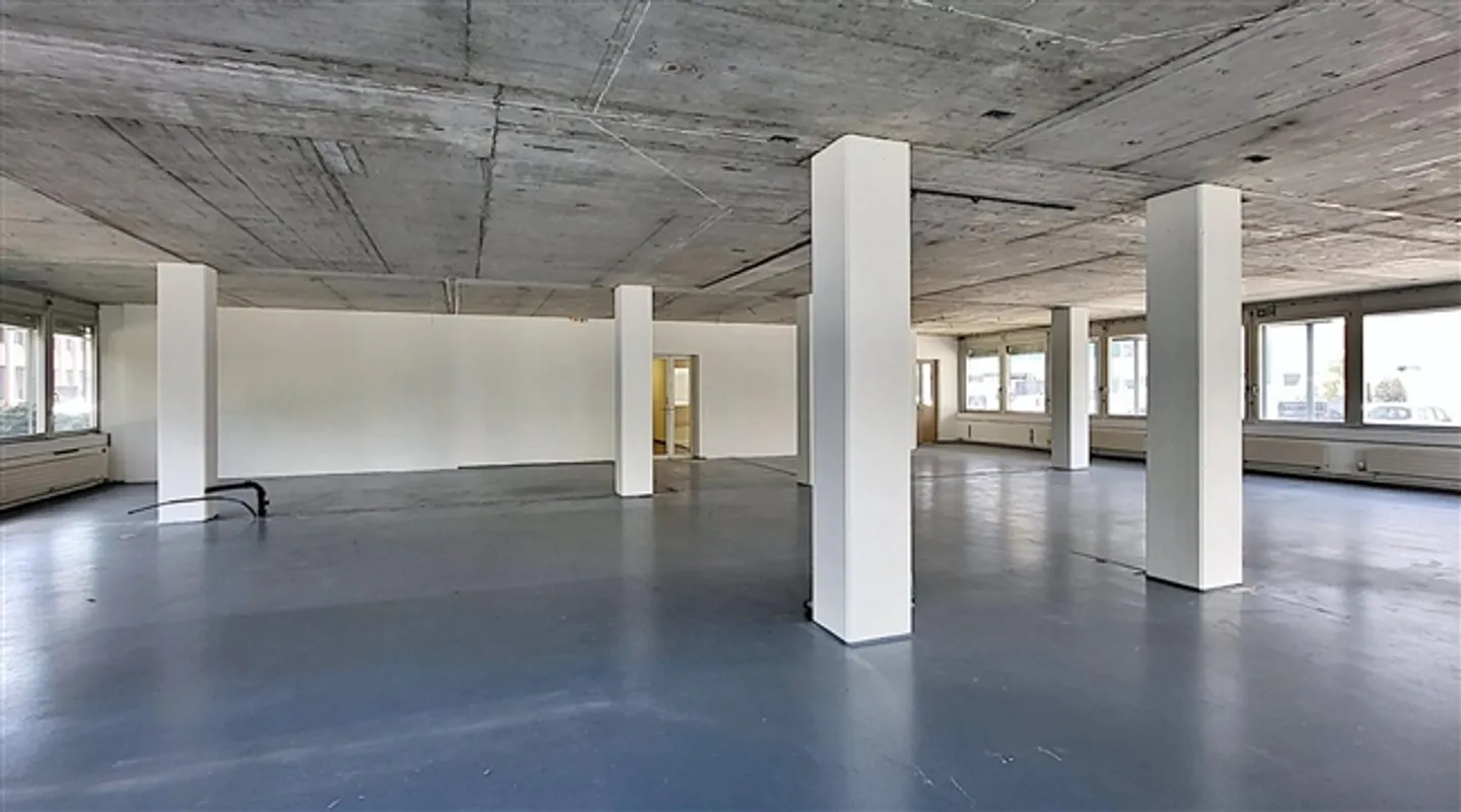 Freshly painted ground floor commercial space in Glattbrugg - direct access to the delivery ramp - Photo 2 of 8