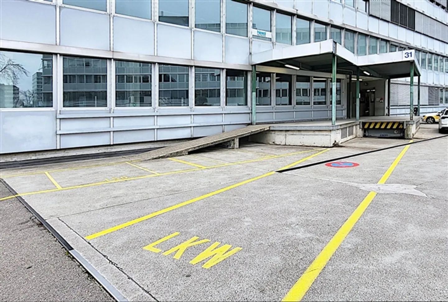 Freshly painted ground floor commercial space in Glattbrugg - direct access to the delivery ramp - Photo 7 of 8