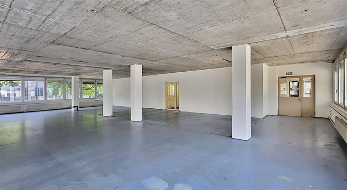 Freshly painted ground floor commercial space in Glattbrugg - direct access to the delivery ramp - Photo 8 of 8