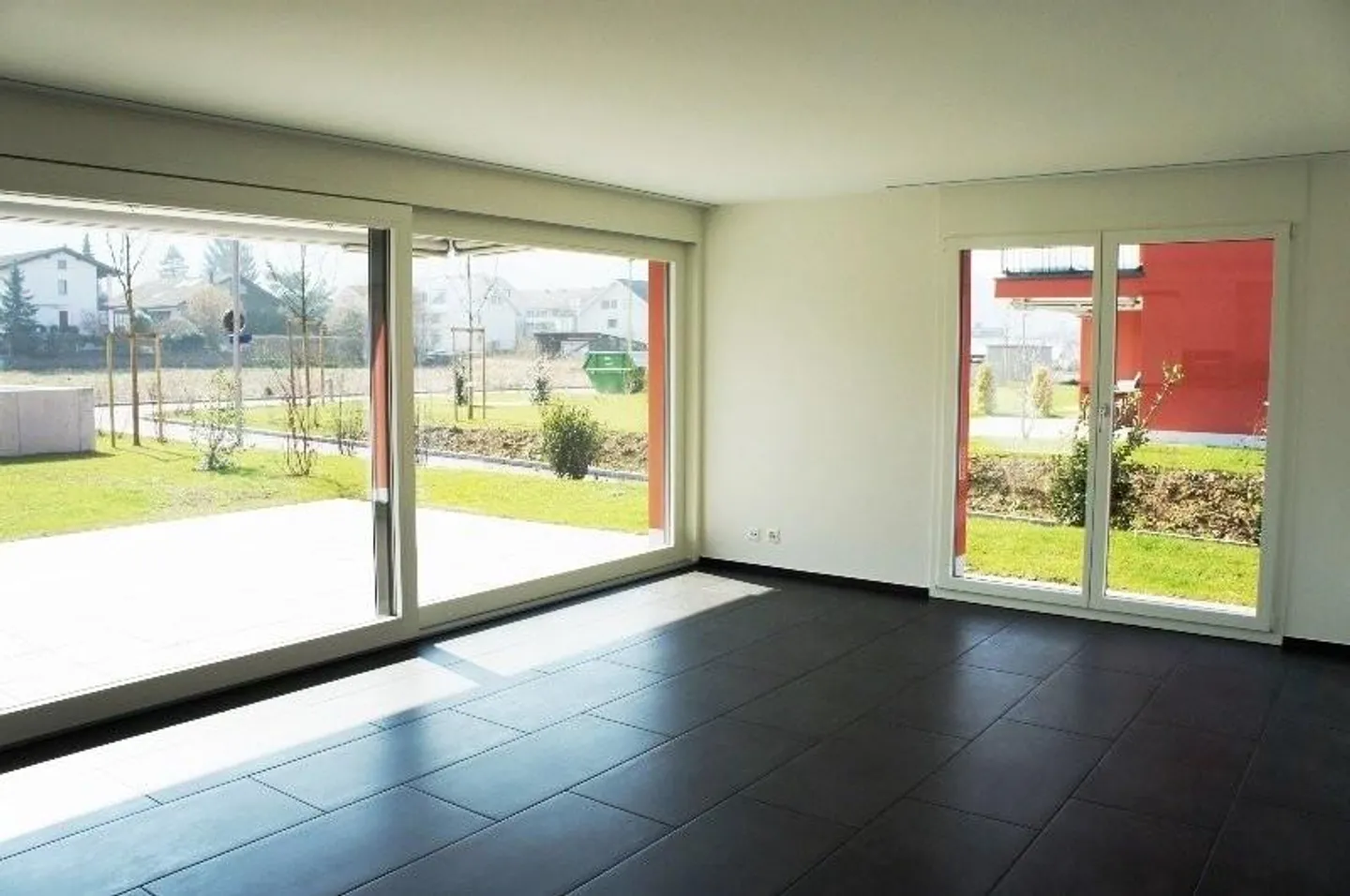 Appartamento moderno con lavanderia privata e bel angolo giardino - Foto 6 di 10