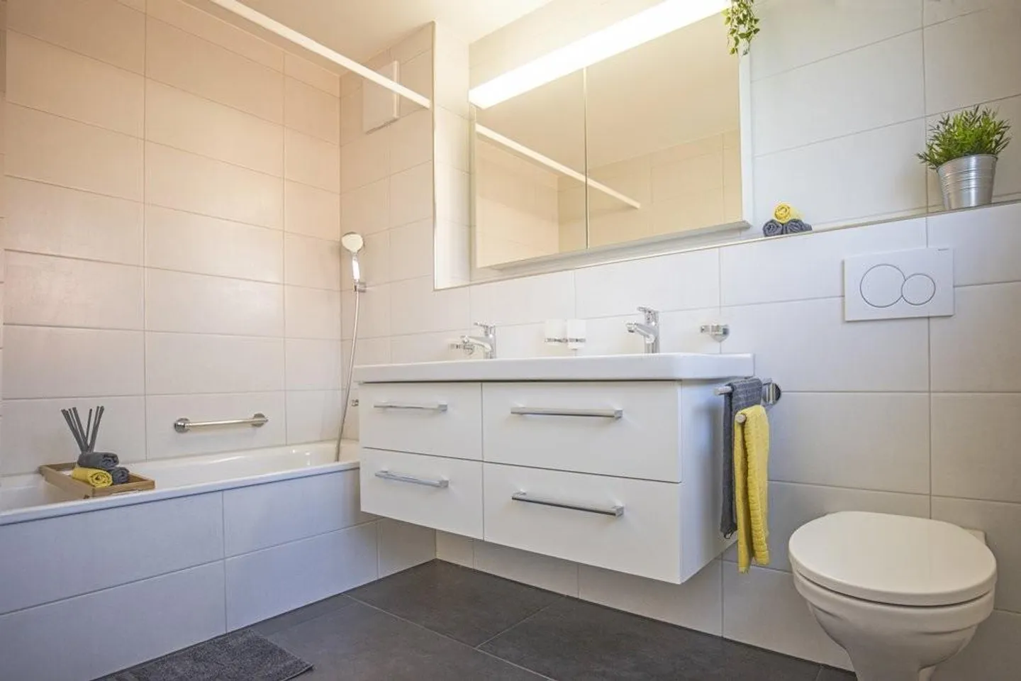 Appartamento moderno con lavanderia privata e bel angolo giardino - Foto 7 di 10