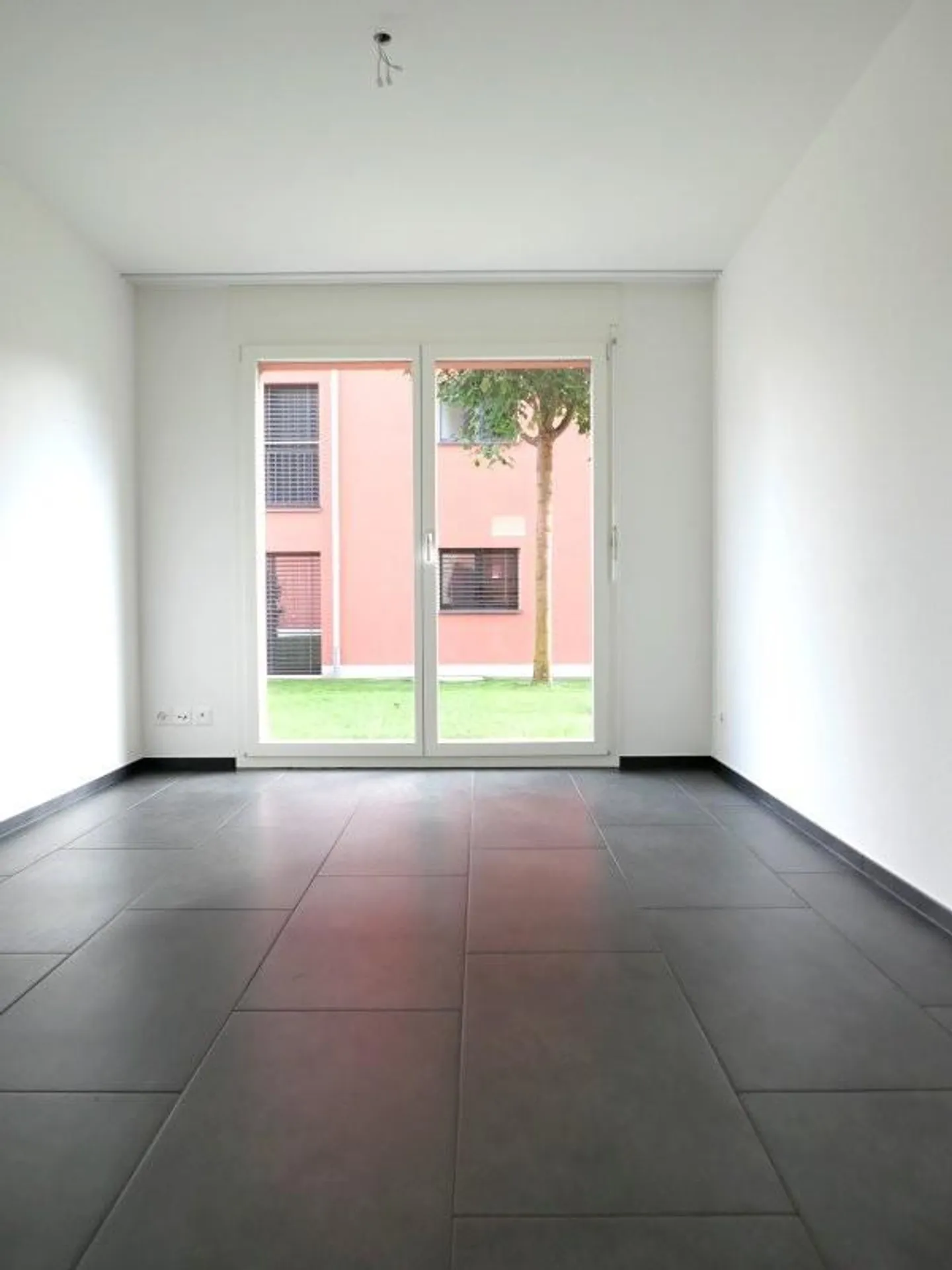 Appartamento moderno con lavanderia privata e bel angolo giardino - Foto 10 di 10