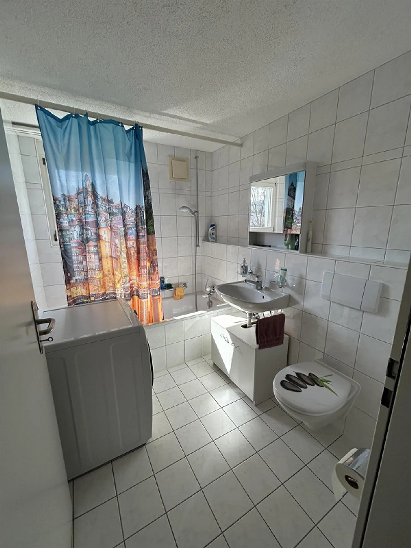 très belle et grande penthouse de 3.5 pièces - Photo 2 sur 8