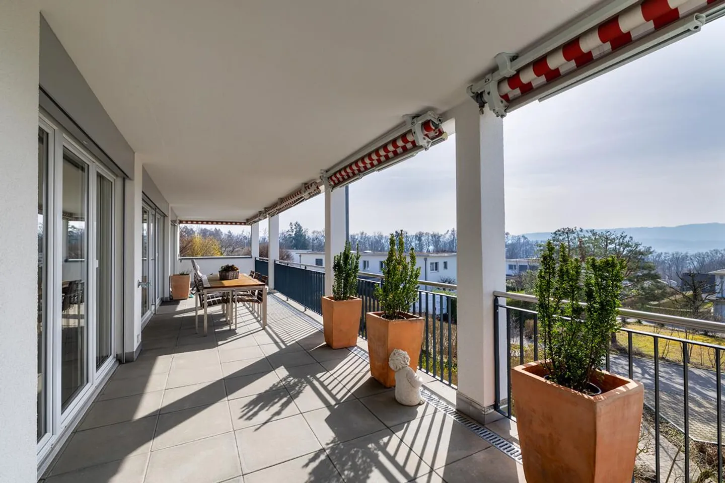 Geräumige Wohnung mit Seesicht - Foto 1 von 6