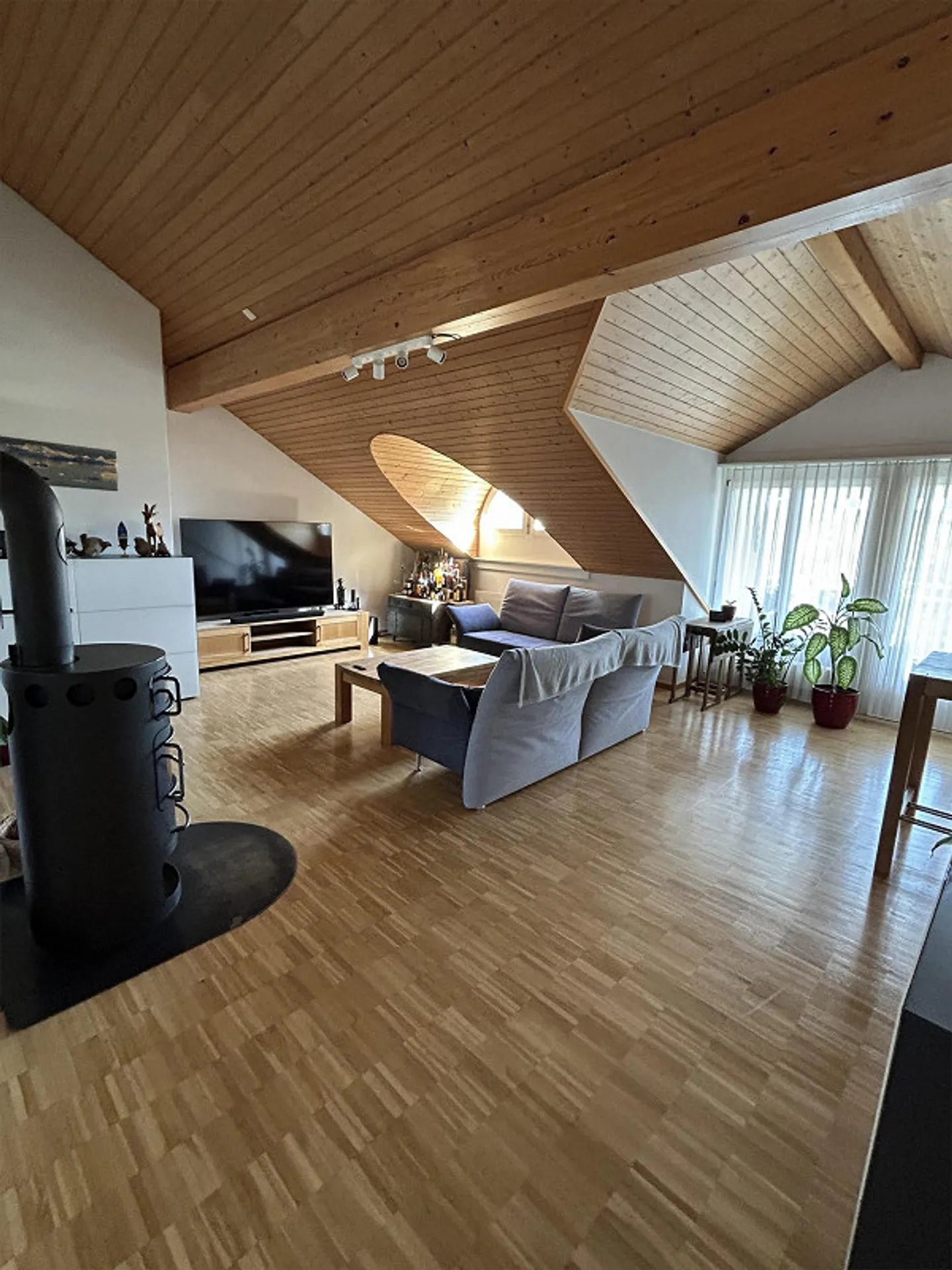 très belle et grande penthouse de 3.5 pièces - Photo 5 sur 8