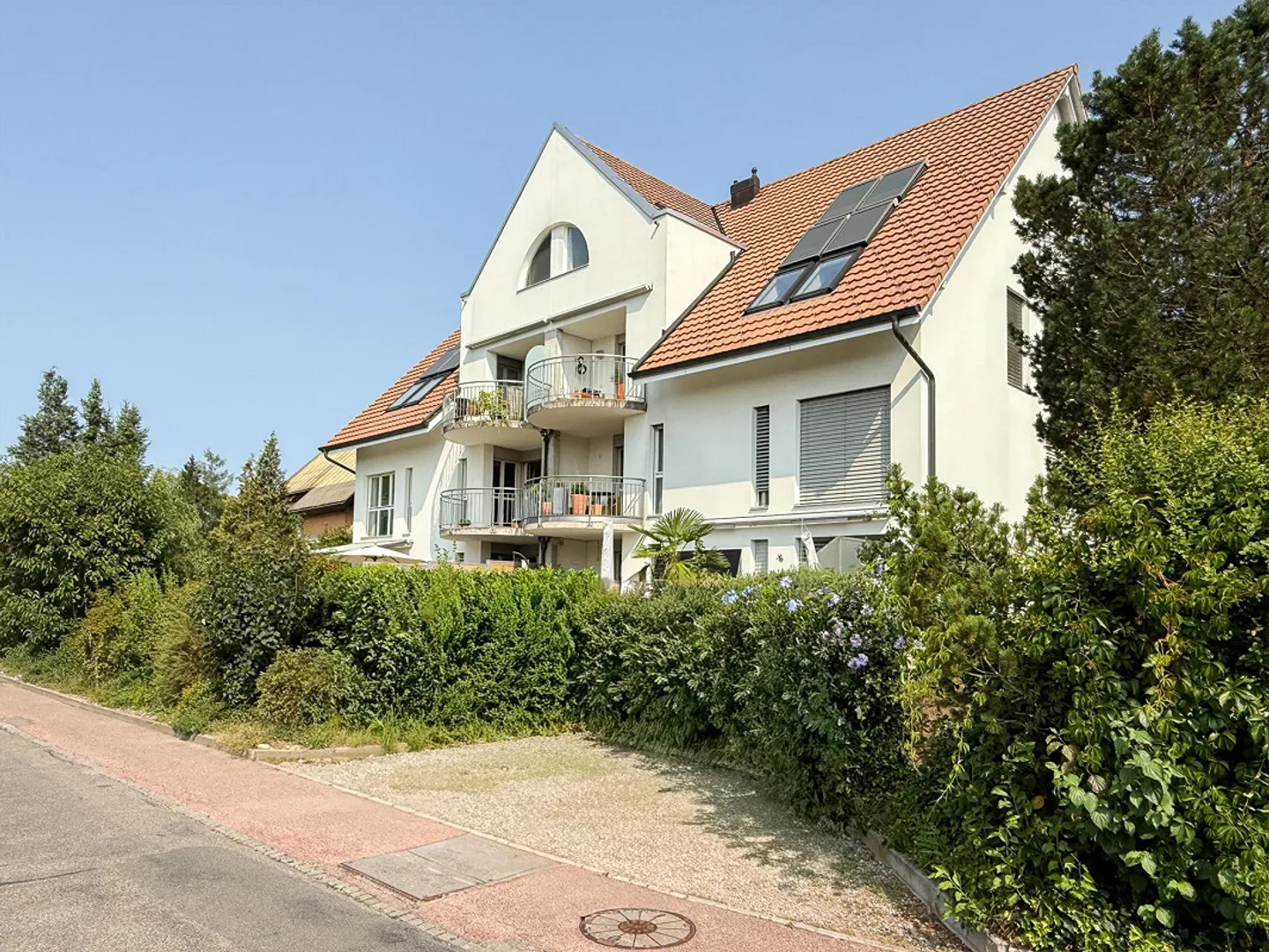 Stylish condominium in a beautiful location in Rüfenacht - Photo 2 of 23