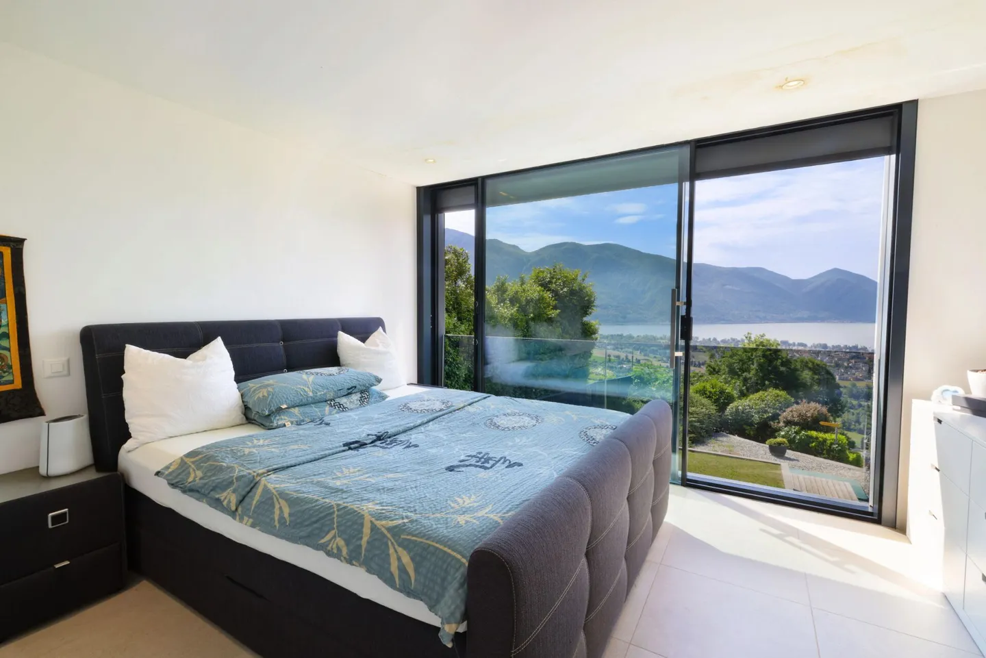 Modern 3.5 Room Apartment with Outdoor Pool and Lake View - Photo 6 of 12