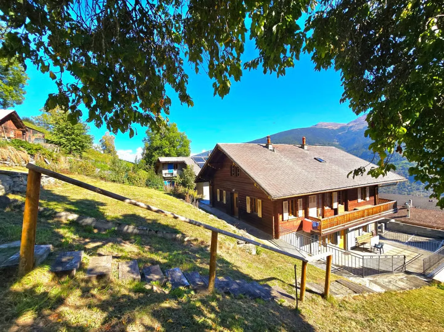 Grande maison familiale avec 2 appartements, surface commerciale, grange et exté - Foto 1 von 13