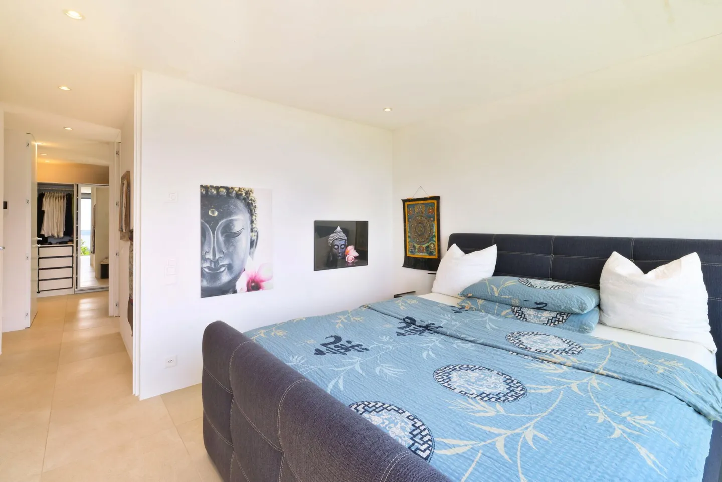 Modern 3.5 Room Apartment with Outdoor Pool and Lake View - Photo 8 of 12