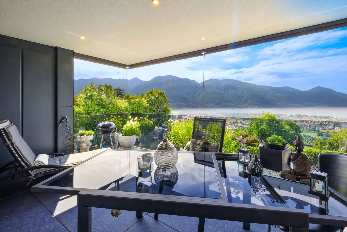 Modern 3.5 Room Apartment with Outdoor Pool and Lake View - Photo 10 of 12