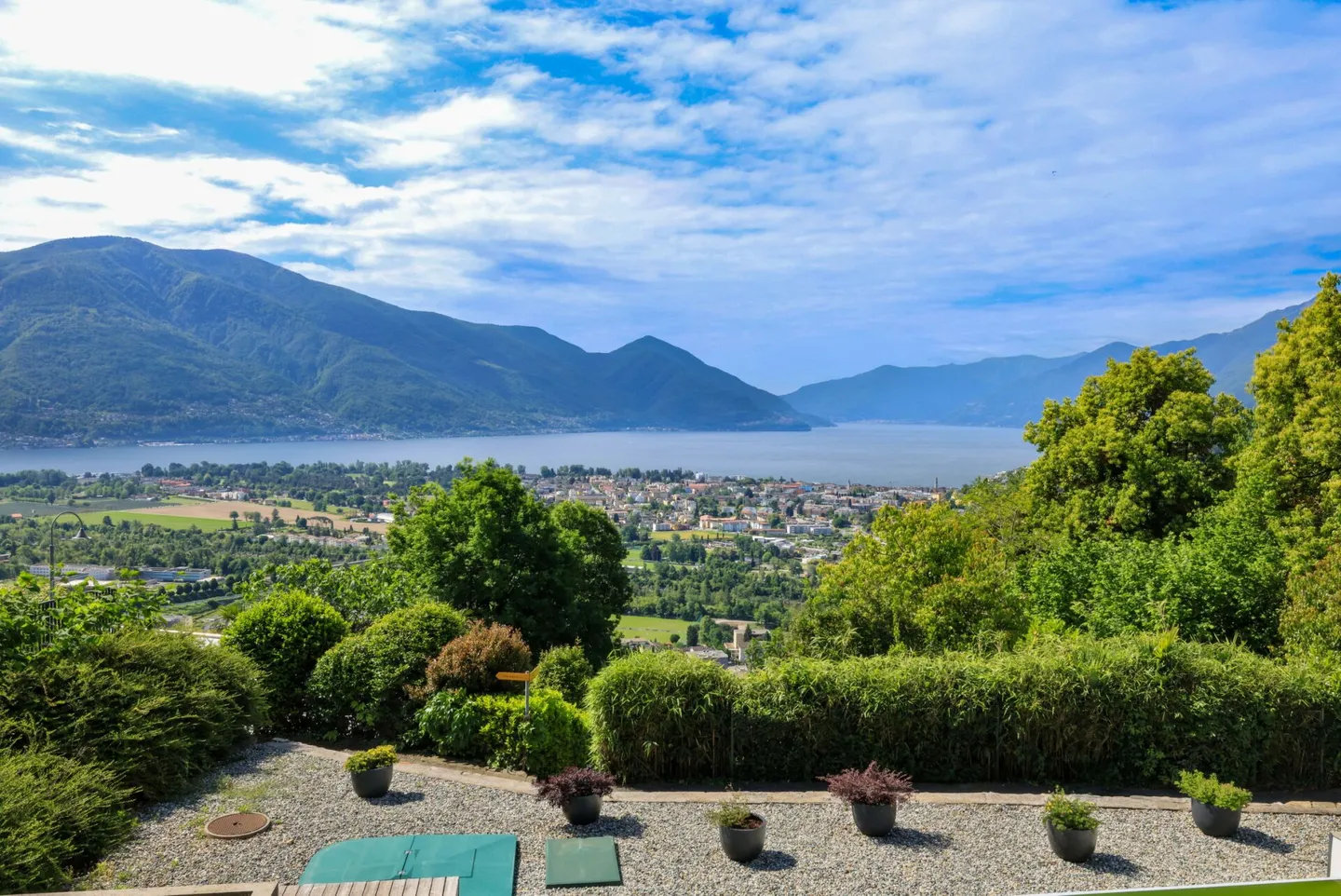 Modern 3.5 Room Apartment with Outdoor Pool and Lake View - Photo 11 of 12