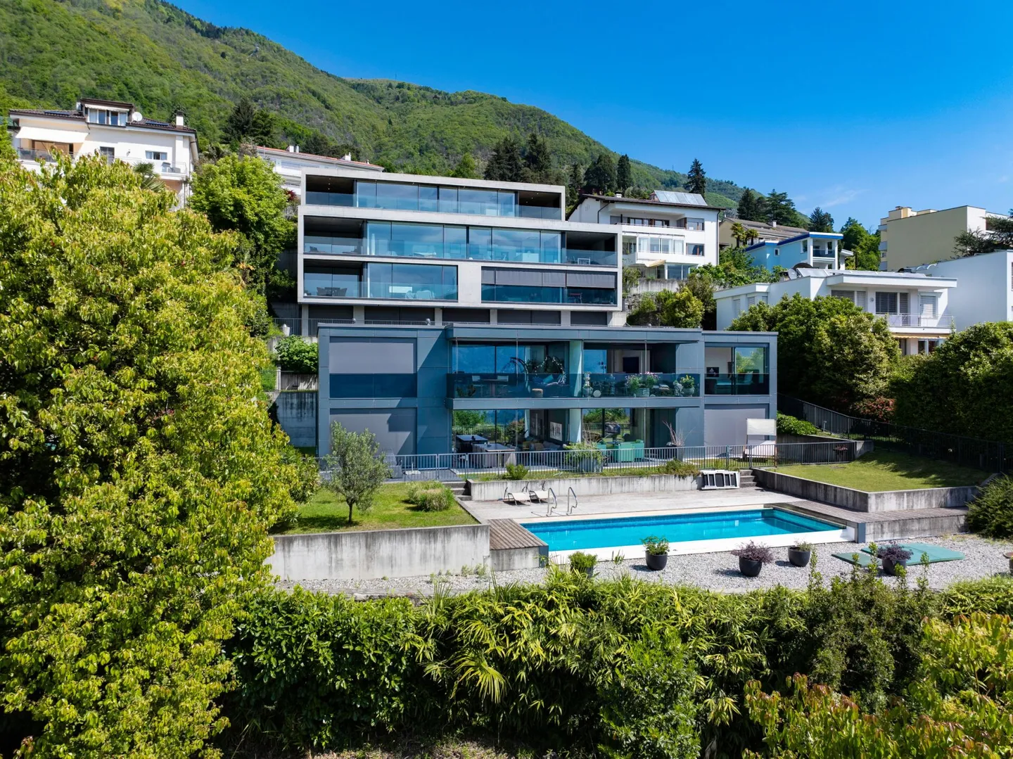 Modern 3.5 Room Apartment with Outdoor Pool and Lake View - Photo 12 of 12