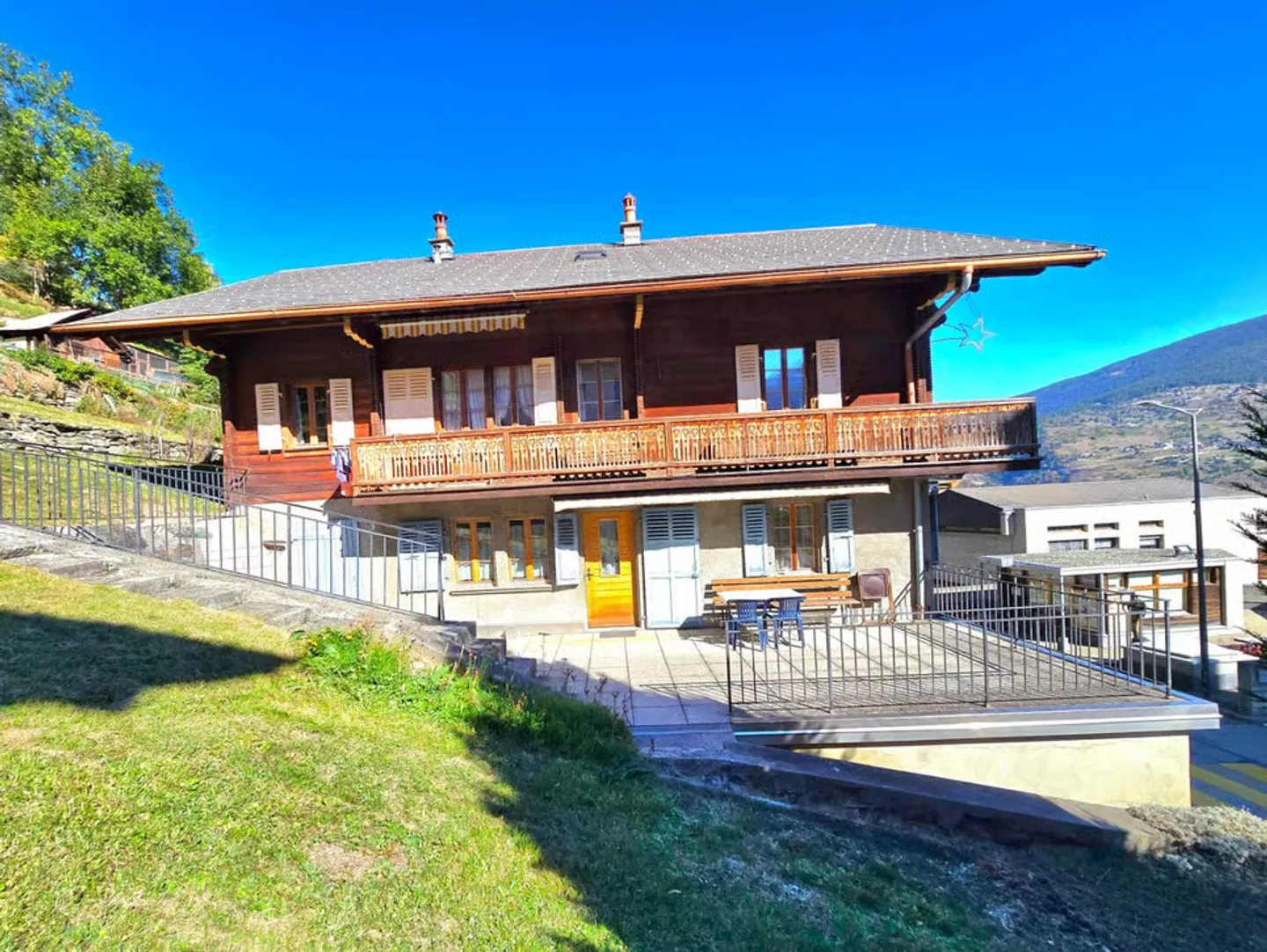 Grande maison familiale avec 2 appartements, surface commerciale, grange et exté - Foto 2 von 13