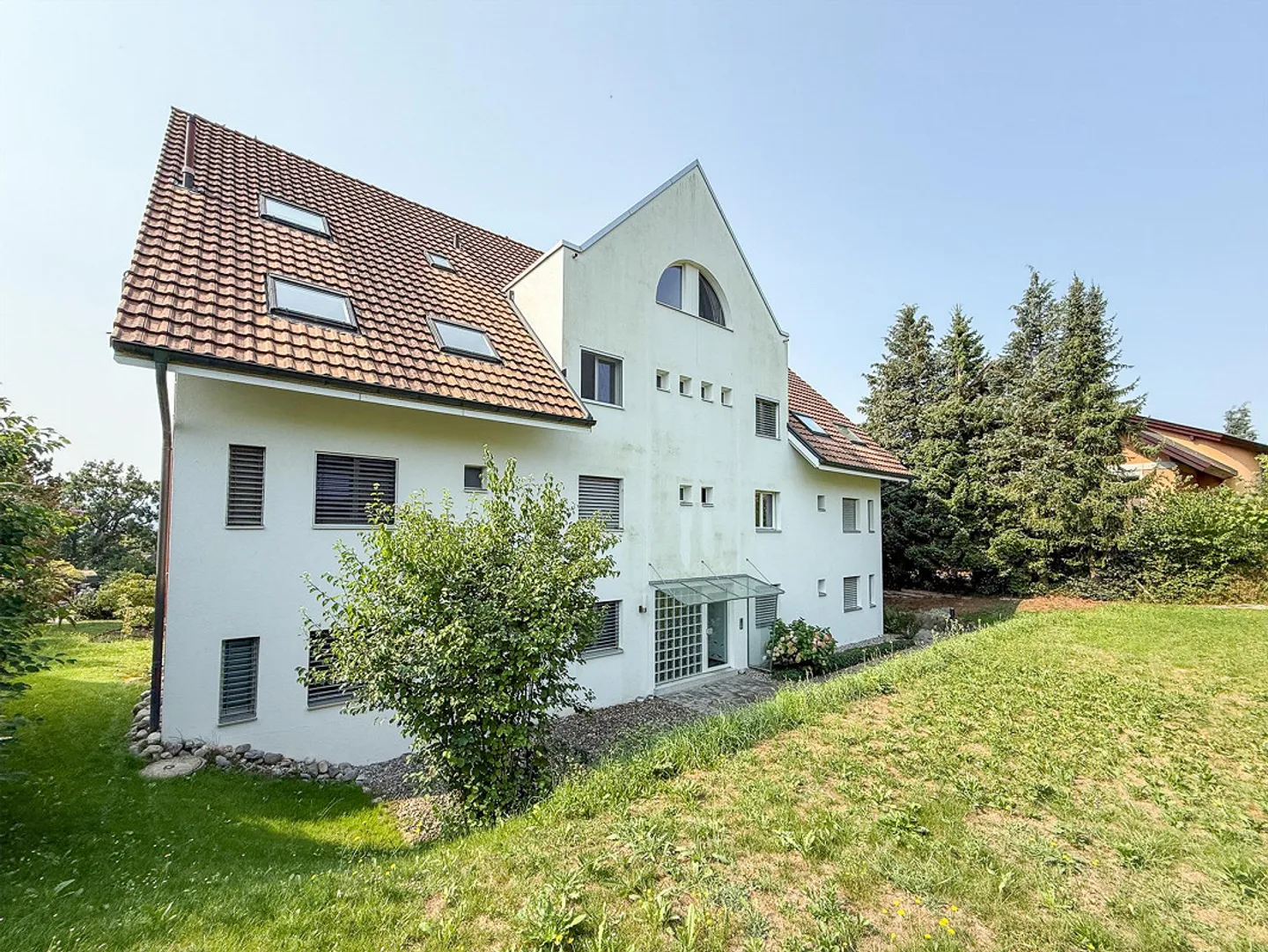 Stylish condominium in a beautiful location in Rüfenacht - Photo 3 of 23
