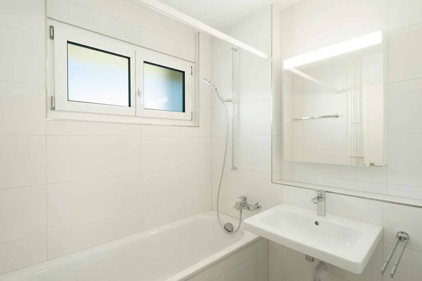 Appartement moderne de 3 pièces avec espace de jardin - Photo 2 sur 6