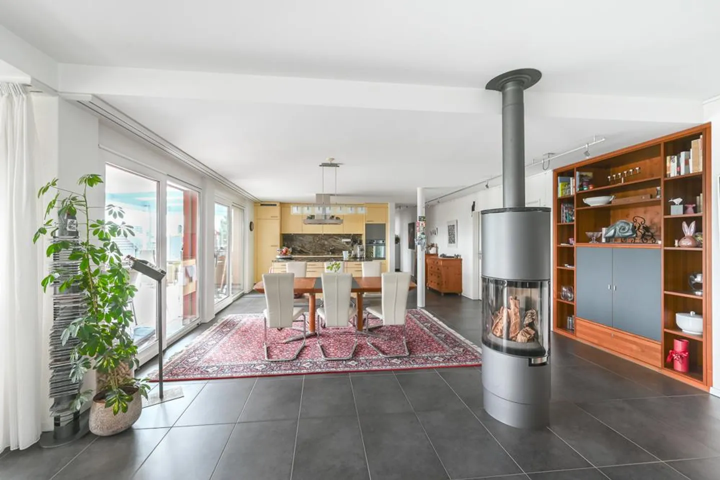 Exclusive terrace apartment in sun-drenched southern slope location - Photo 3 of 7